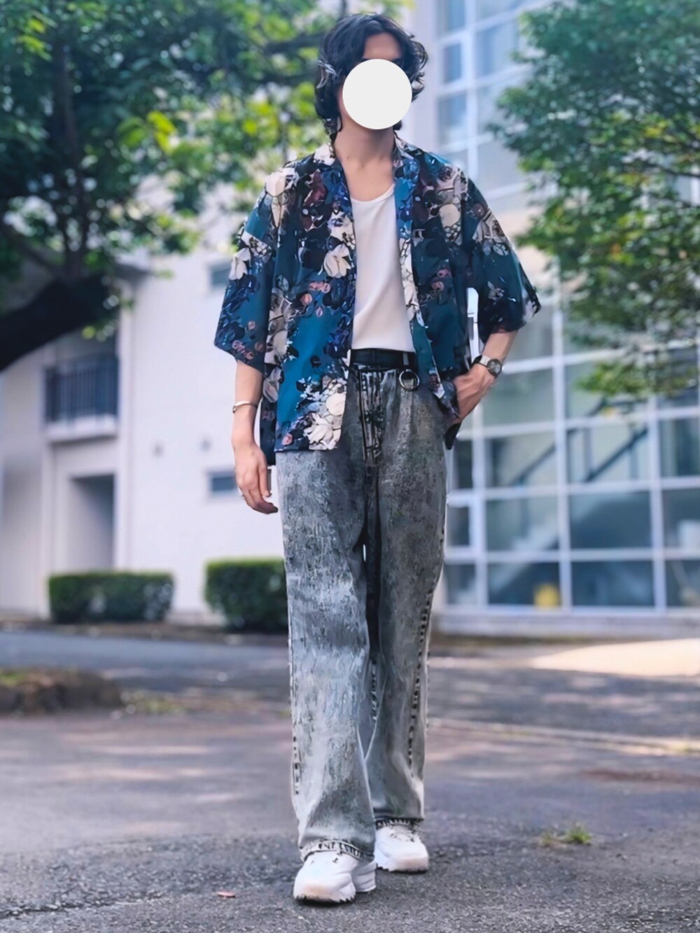 グリーン系のシャツ/ブラウス、ベージュ系のデニムパンツ、ホワイト系のスニーカーを着用したメンズの夏コーディネートの2枚目の写真