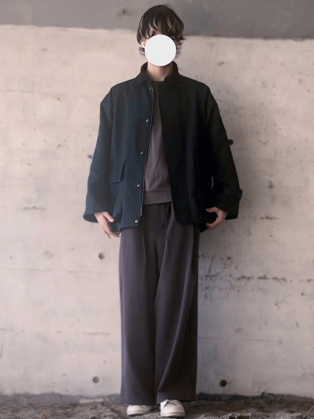 グリーン系のブルゾン、その他のスウェット、グレー系のその他パンツを着用したメンズの秋コーディネートの3枚目の写真