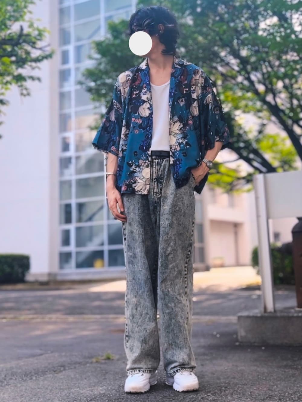 グリーン系のシャツ/ブラウス、ベージュ系のデニムパンツ、ホワイト系のスニーカーを着用したメンズの夏コーディネートの3枚目の写真