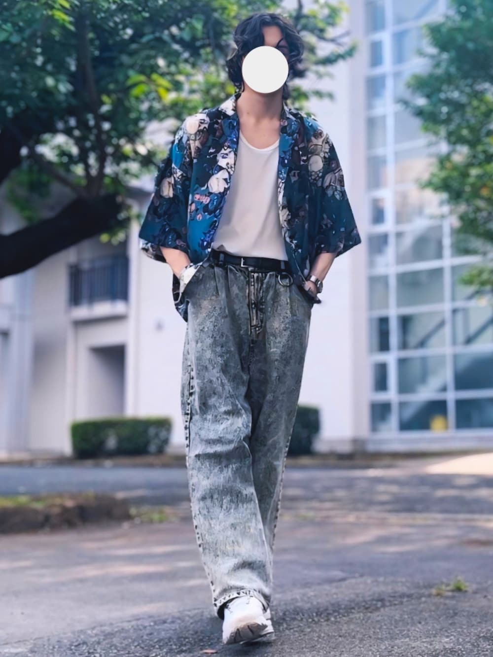 グリーン系のシャツ/ブラウス、ベージュ系のデニムパンツ、ホワイト系のスニーカーを着用したメンズの夏コーディネートの4枚目の写真