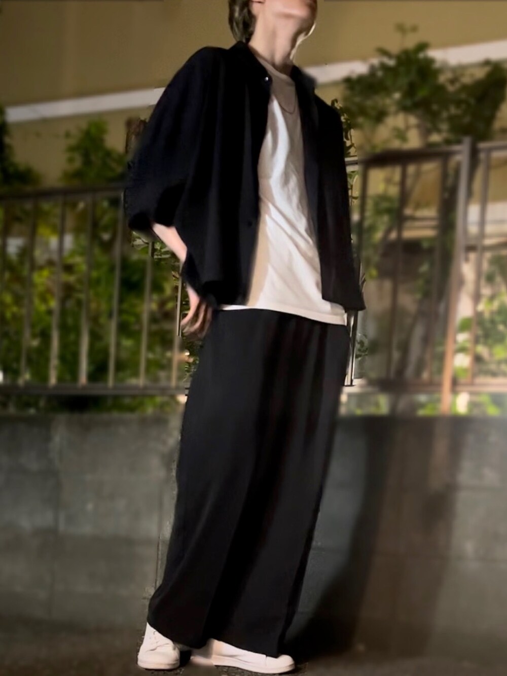 ブラック系のシャツ/ブラウス、ホワイト系のTシャツ/カットソー、ブラック系のスラックスを着用したメンズの夏コーディネートの2枚目の写真