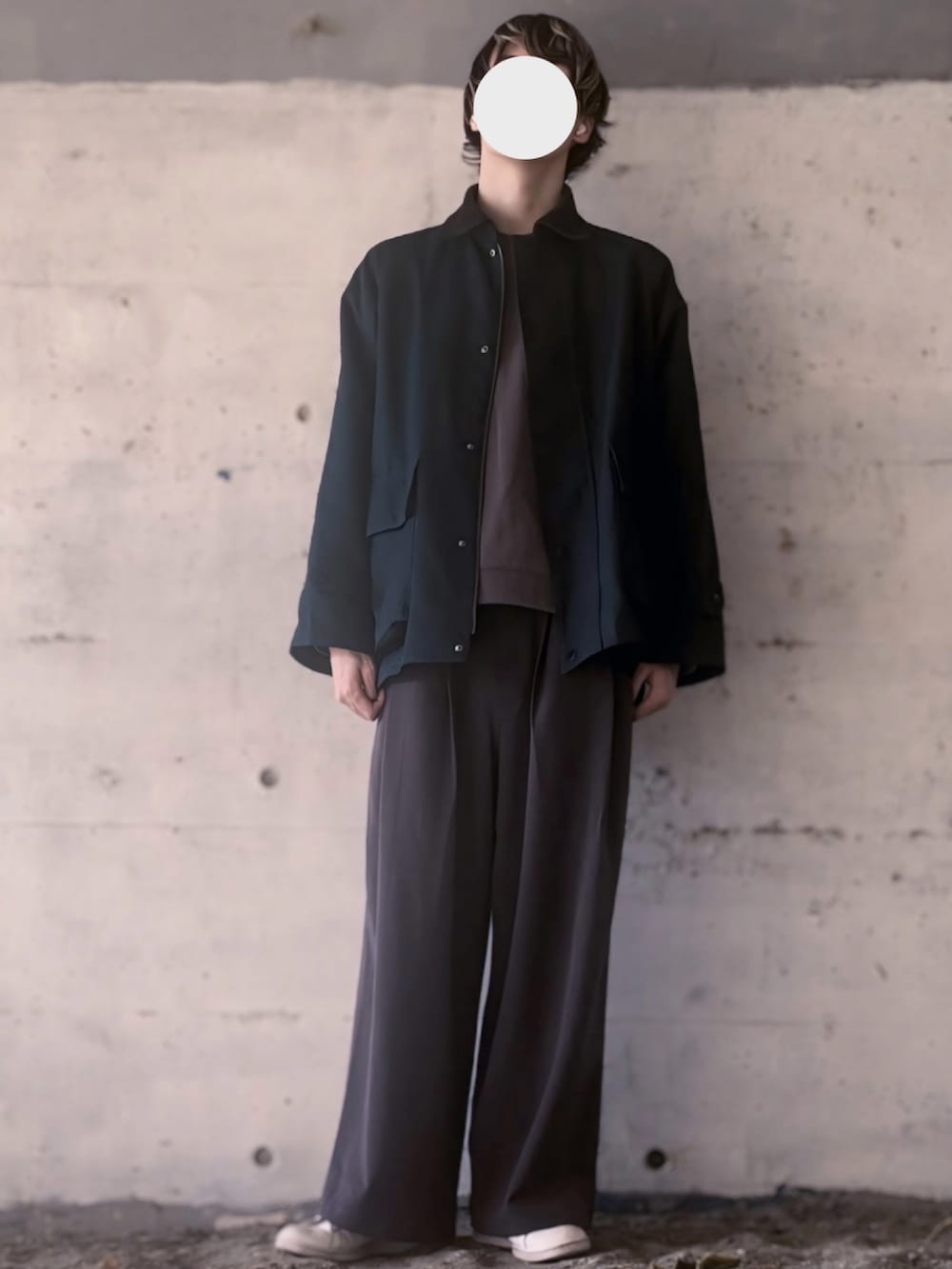 グリーン系のブルゾン、その他のスウェット、グレー系のその他パンツを着用したメンズの秋コーディネートの2枚目の写真