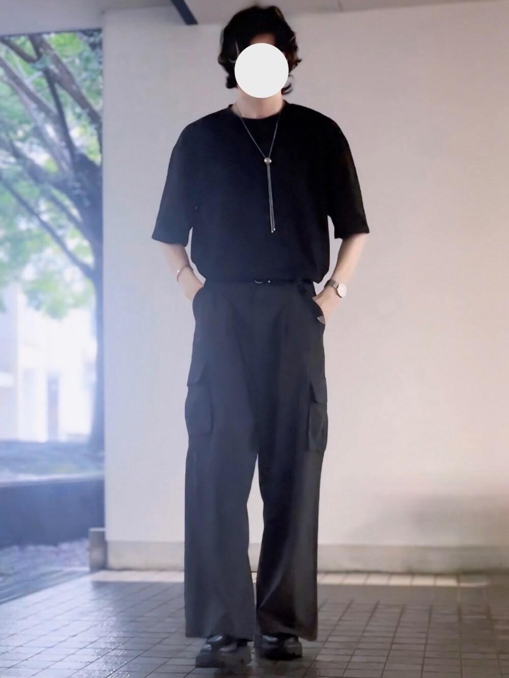 グレー系のカーゴパンツ、ブラック系のドレスシューズ、ブラック系のTシャツ/カットソーを着用したメンズの夏コーディネートの3枚目の写真