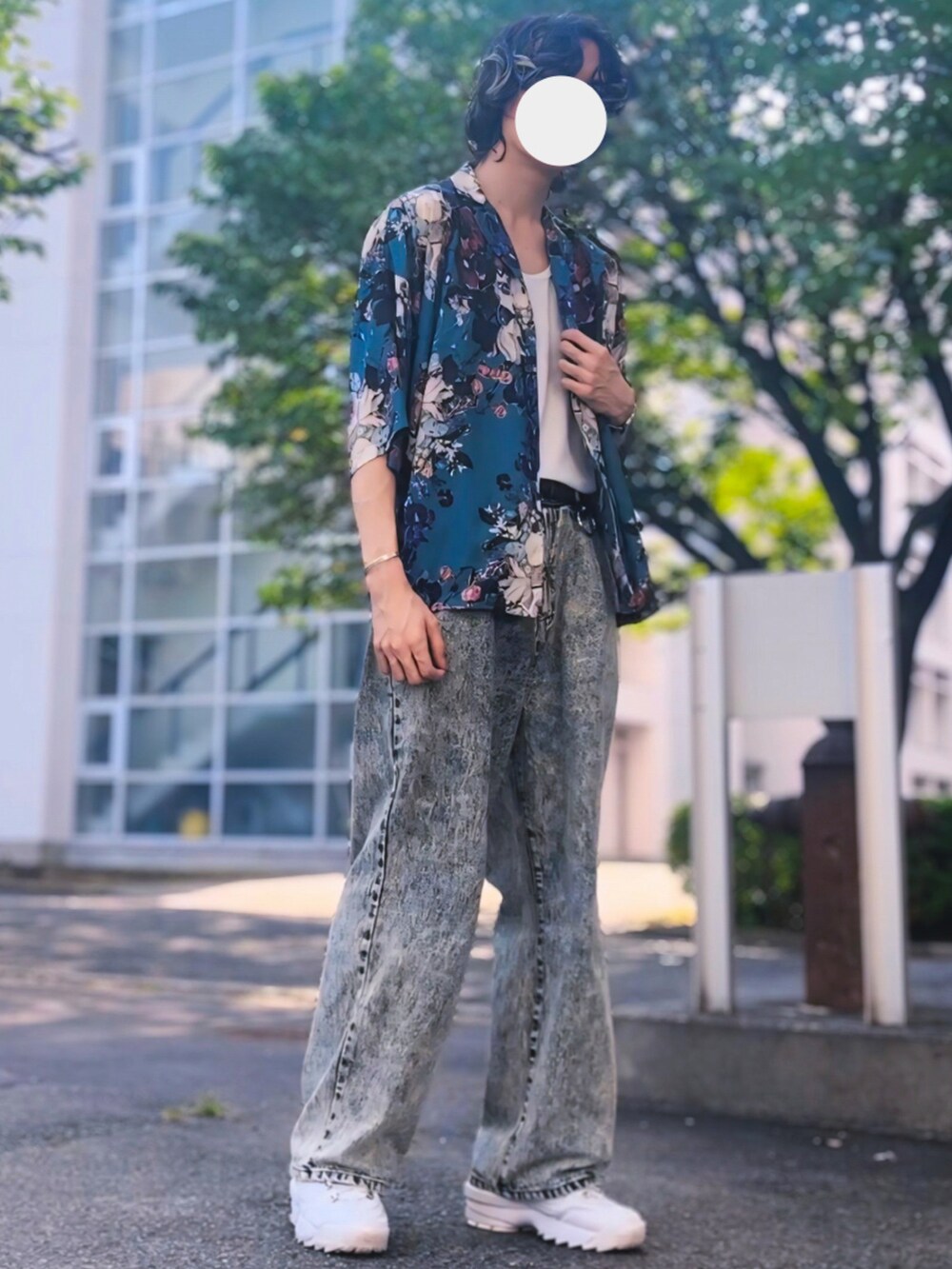 グリーン系のシャツ/ブラウス、ベージュ系のデニムパンツ、ホワイト系のスニーカーを着用したメンズの夏コーディネートの5枚目の写真