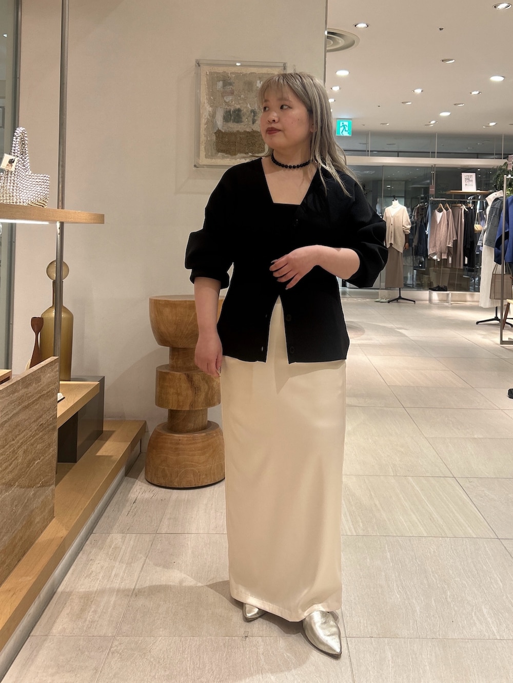 ブラック系のカーディガン/ボレロ、ホワイト系のスカート、ゴールド系のスリッポンを着用したレディースの春コーディネートの4枚目の写真