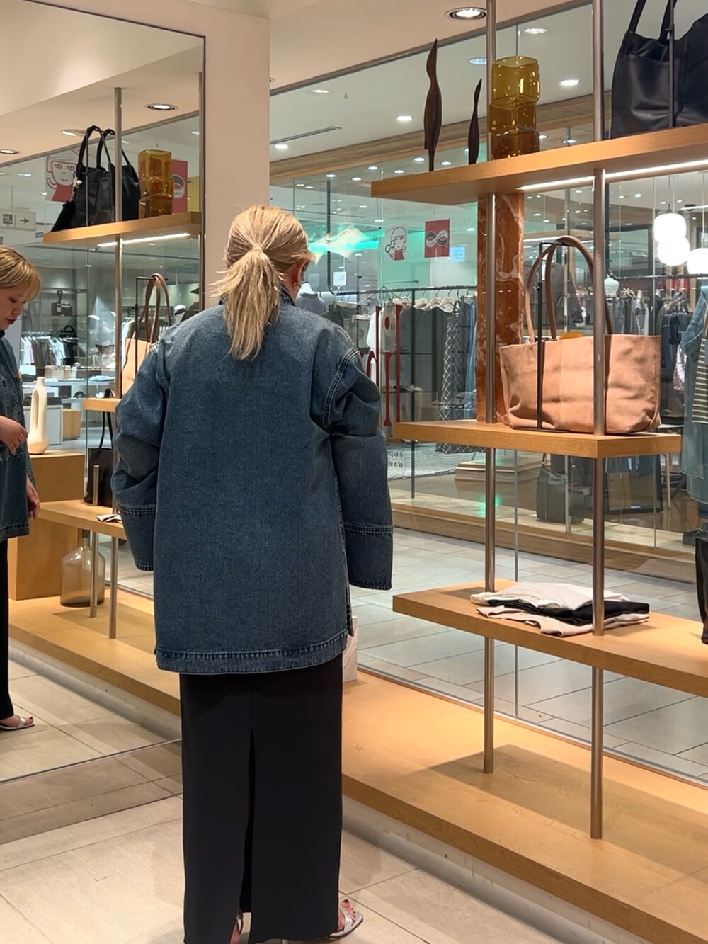 ブルー系のシャツ/ブラウス、ブラック系のスカート、シルバー系のサンダルを着用したレディースの夏コーディネートの2枚目の写真