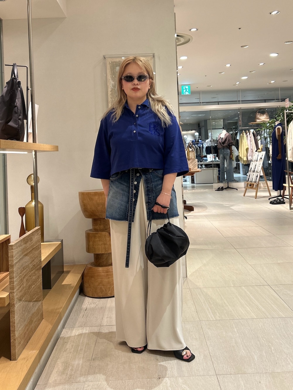 ベージュ系のその他パンツ、ブルー系のTシャツ/カットソー、ブルー系のデニムスカートを着用したレディースの春コーディネートの5枚目の写真