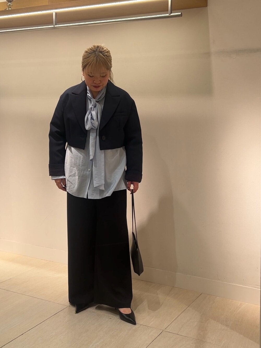 ブルー系のブルゾン、ブルー系のシャツ/ブラウス、ブラック系のその他パンツを着用したレディースの冬コーディネートの3枚目の写真