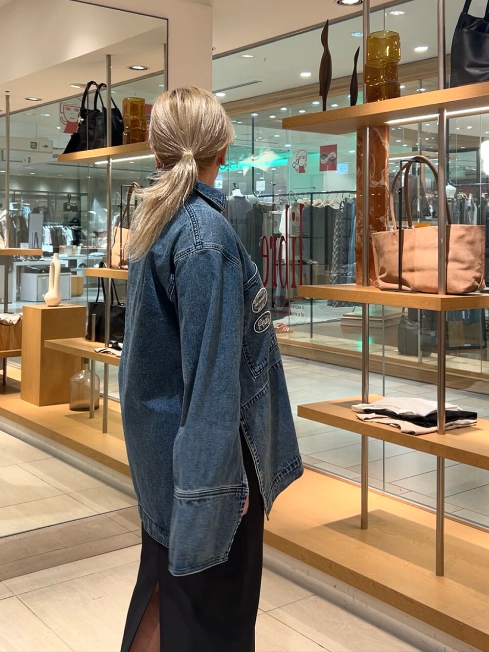 ブルー系のシャツ/ブラウス、ブラック系のスカート、シルバー系のサンダルを着用したレディースの夏コーディネートの3枚目の写真