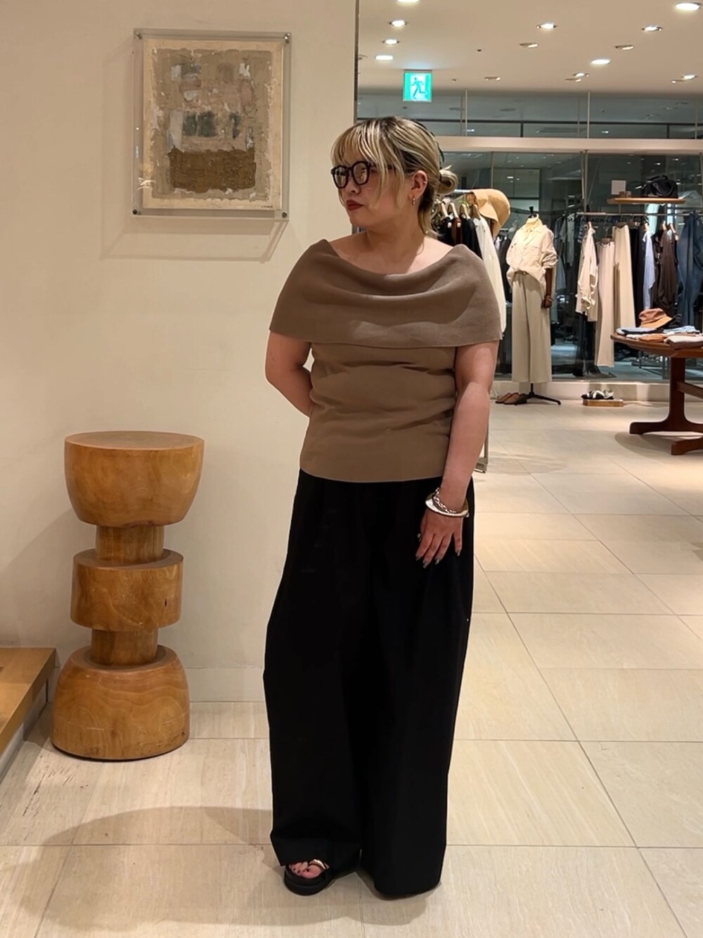 ベージュ系のニット/セーター、ブラック系のその他パンツ、ブラック系のサンダルを着用したレディースの夏コーディネートの2枚目の写真