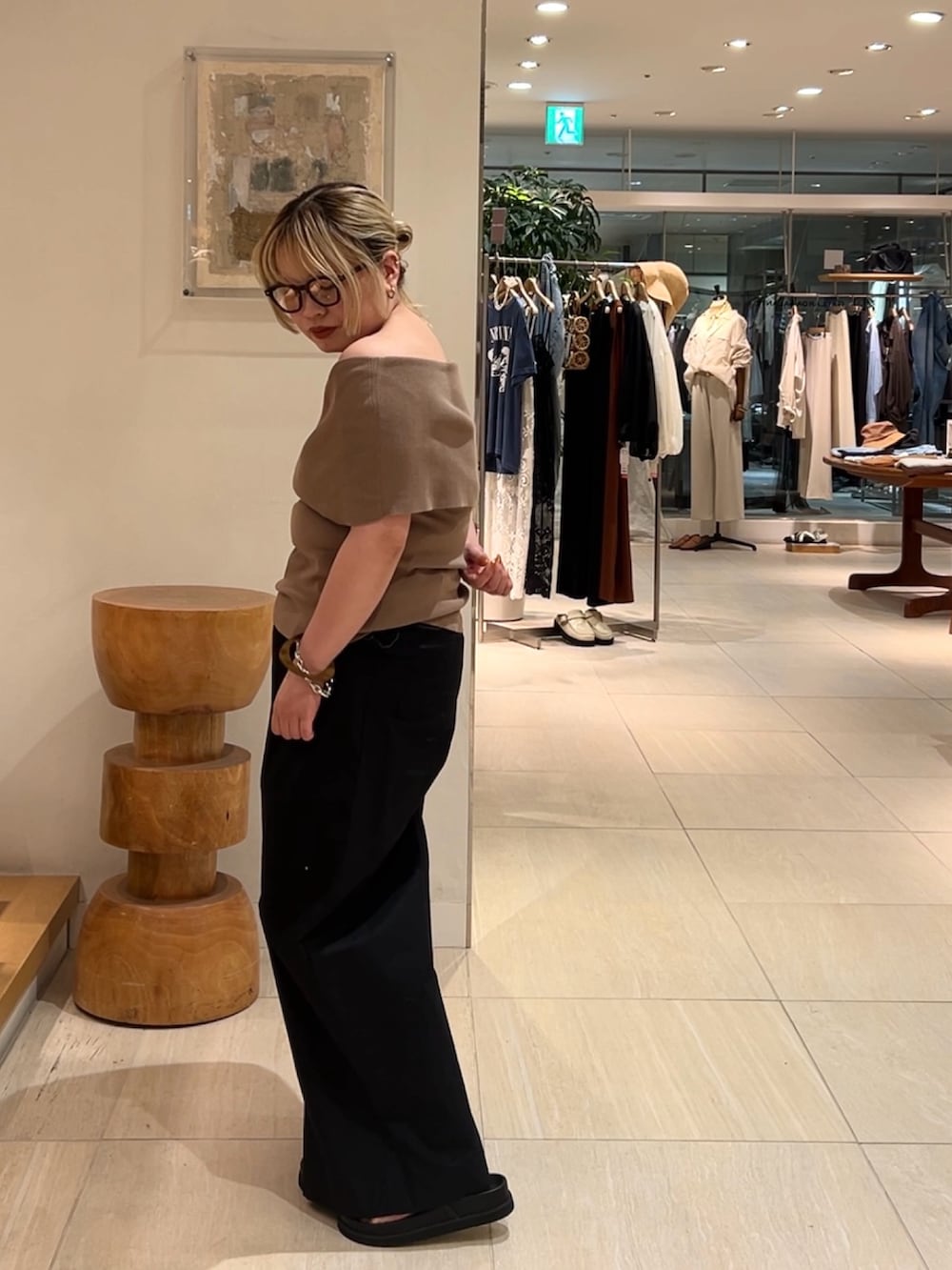 ベージュ系のニット/セーター、ブラック系のその他パンツ、ブラック系のサンダルを着用したレディースの夏コーディネートの5枚目の写真