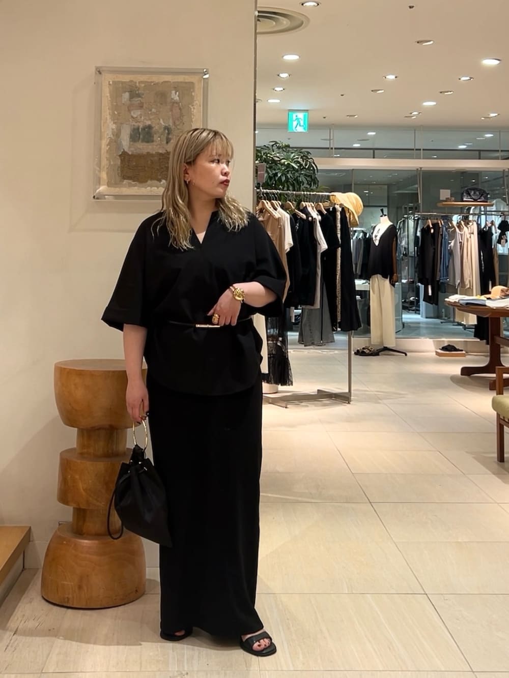 ブラック系のシャツ/ブラウス、ブラック系のハンドバッグ、ブラック系のスカートを着用したレディースの夏コーディネートの4枚目の写真