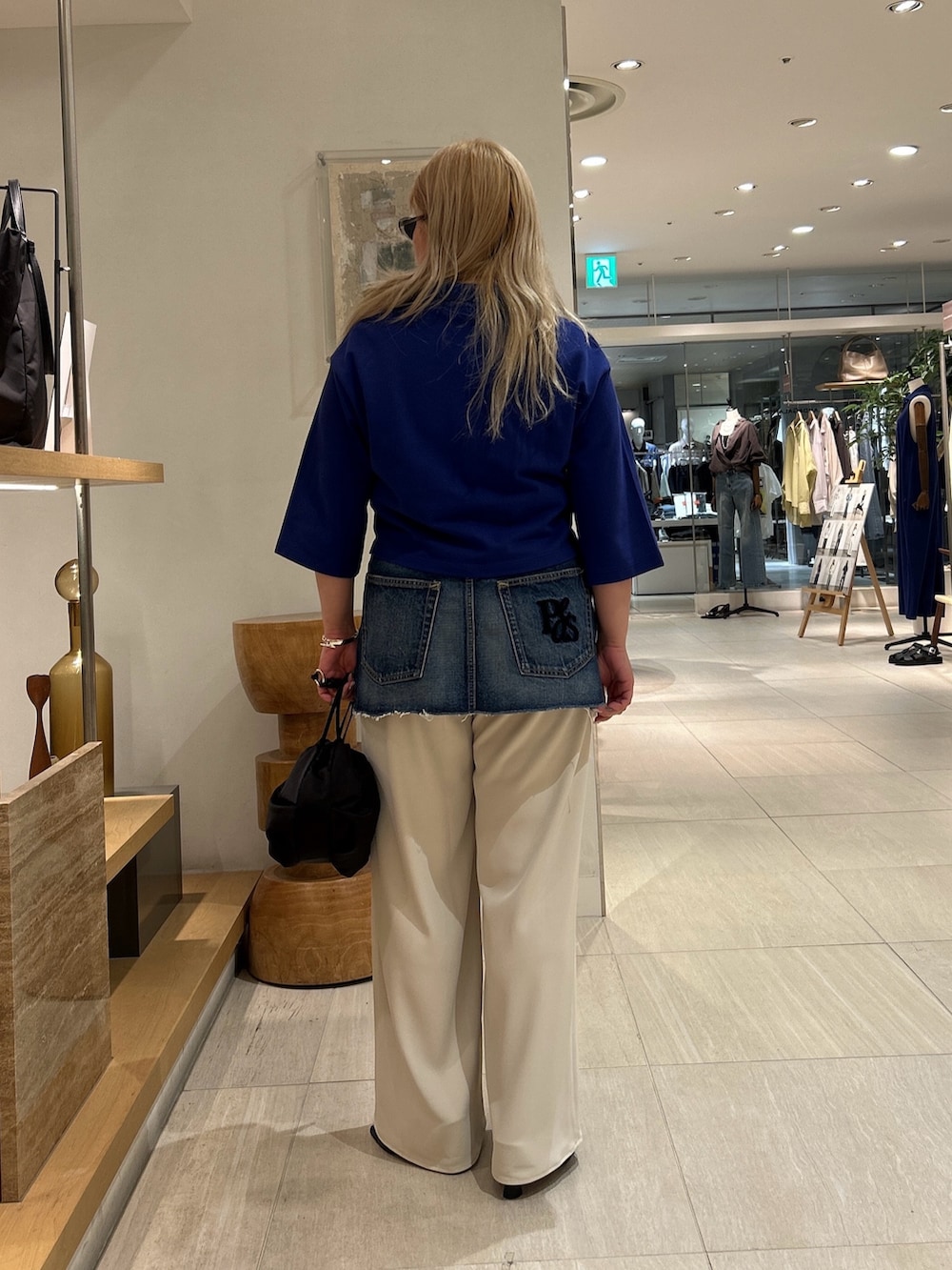 ベージュ系のその他パンツ、ブルー系のTシャツ/カットソー、ブルー系のデニムスカートを着用したレディースの春コーディネートの2枚目の写真