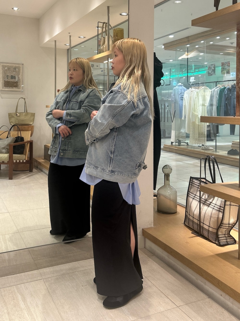 ブルー系のベスト、ブルー系のシャツ/ブラウス、ブラック系のスカートを着用したレディースの冬コーディネートの3枚目の写真