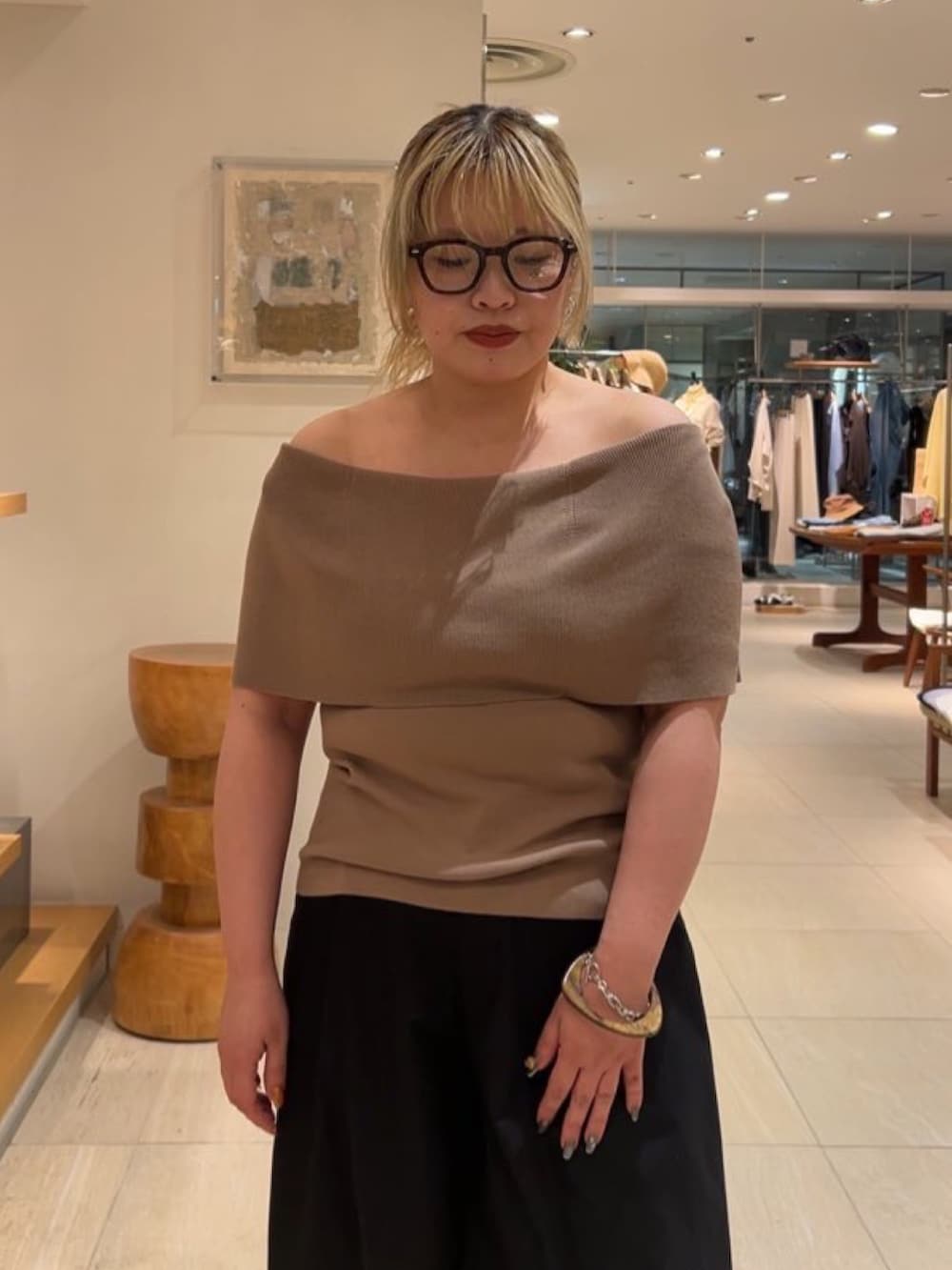 ベージュ系のニット/セーター、ブラック系のその他パンツ、ブラック系のサンダルを着用したレディースの夏コーディネートの4枚目の写真