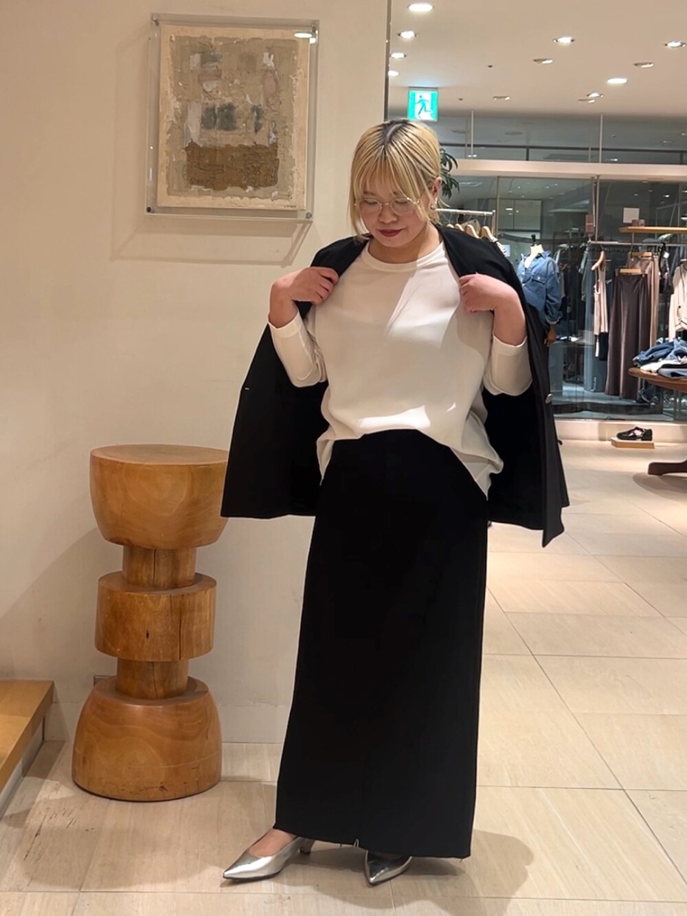 「150cm台コーデ、オフィスカジュアル、骨格ストレート、イエベ春、gallardagalante、ジャケットコーデ、体型カバー」｜「GALLARDAGALANTEの【CHIKAコラボアイテム】ZIPタイトスカート（スカート、ブラック系）」を使った、モリさん（骨格ストレート・レディース・151cm）の春コーディネートの4枚目の写真