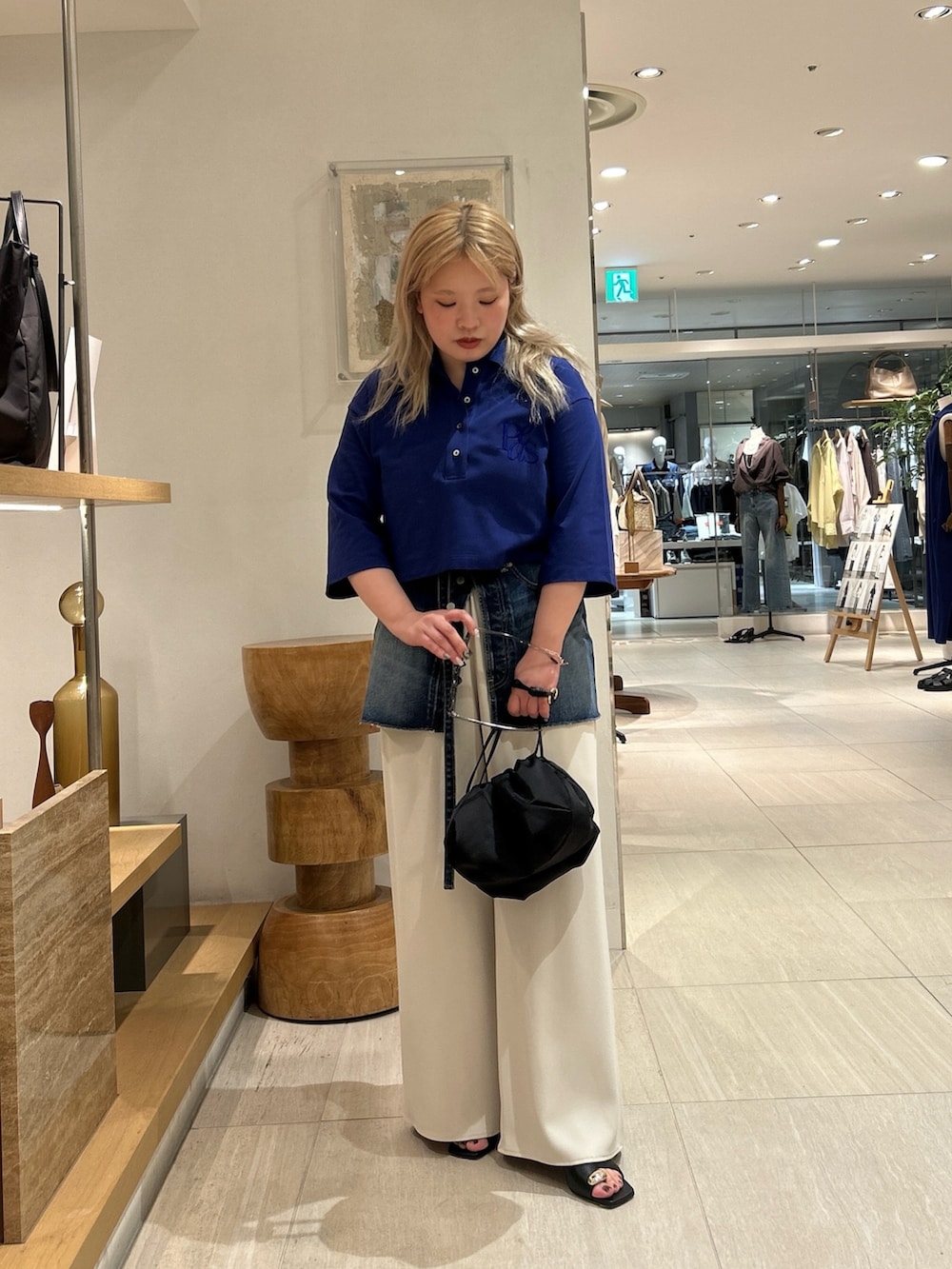 ベージュ系のその他パンツ、ブルー系のTシャツ/カットソー、ブルー系のデニムスカートを着用したレディースの春コーディネートの4枚目の写真