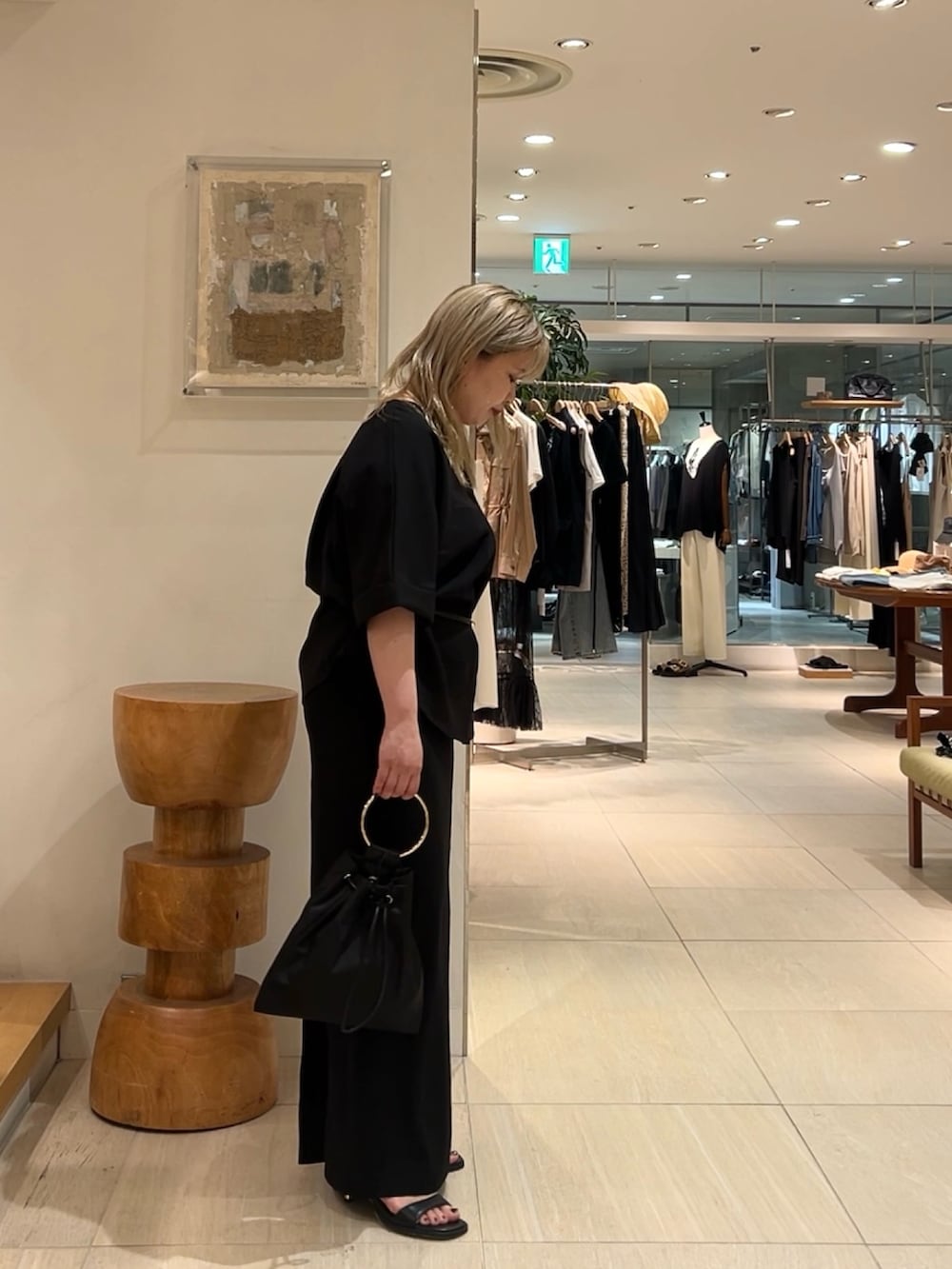 ブラック系のシャツ/ブラウス、ブラック系のハンドバッグ、ブラック系のスカートを着用したレディースの夏コーディネートの3枚目の写真