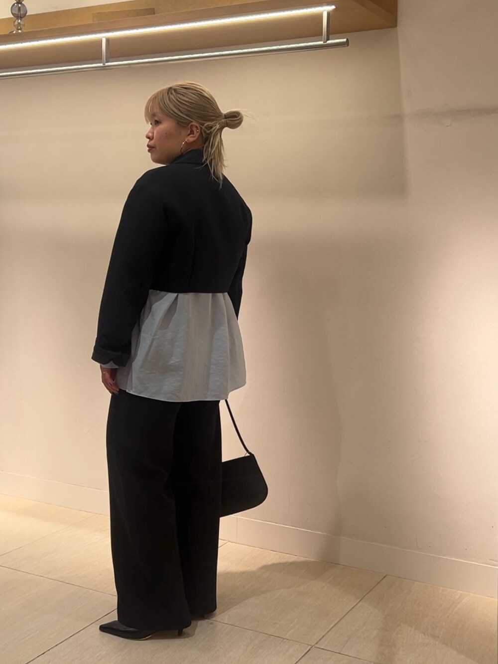 ブルー系のブルゾン、ブルー系のシャツ/ブラウス、ブラック系のその他パンツを着用したレディースの冬コーディネートの2枚目の写真