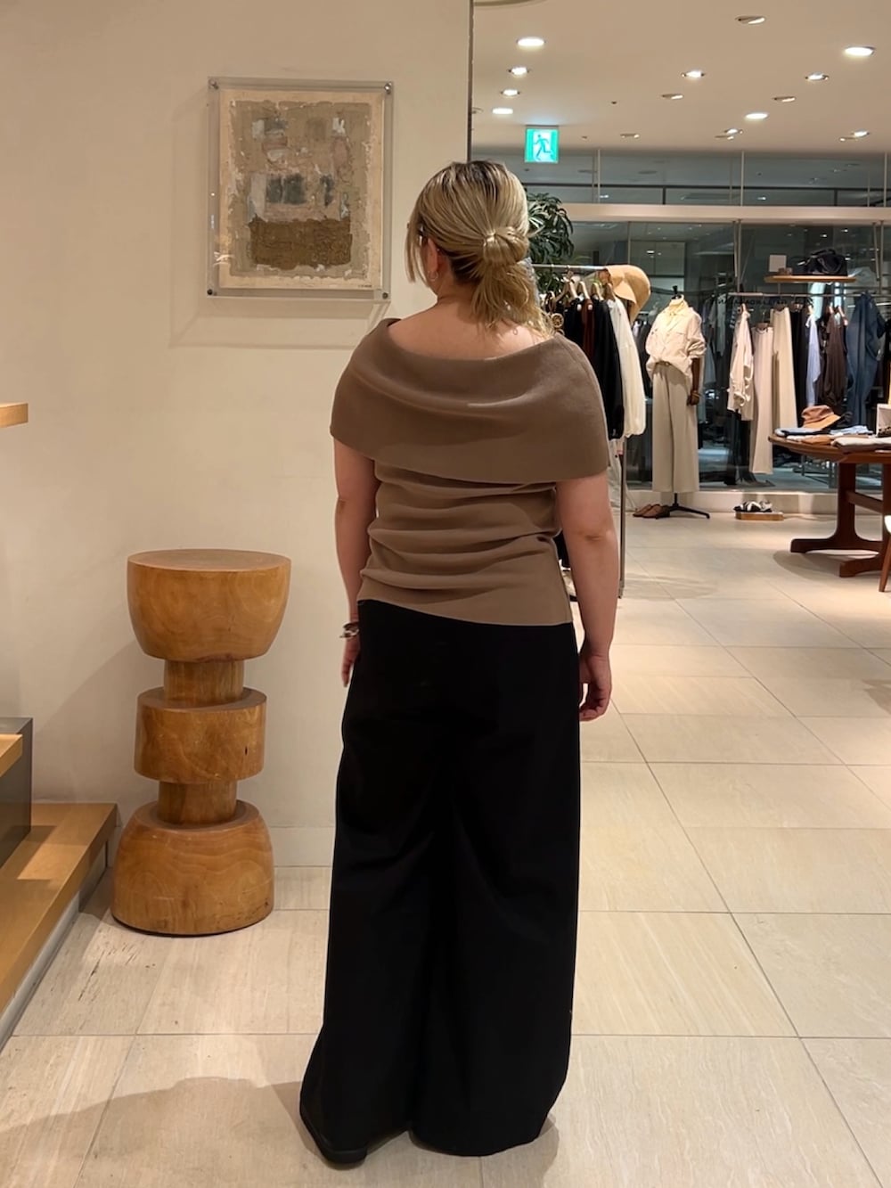 ベージュ系のニット/セーター、ブラック系のその他パンツ、ブラック系のサンダルを着用したレディースの夏コーディネートの3枚目の写真