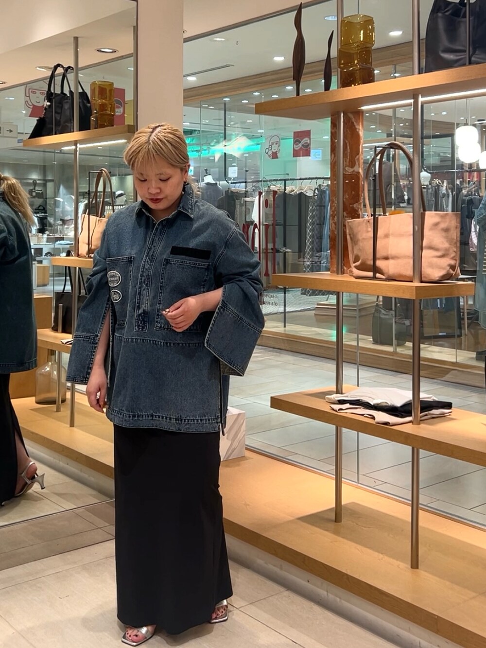 ブルー系のシャツ/ブラウス、ブラック系のスカート、シルバー系のサンダルを着用したレディースの夏コーディネートの4枚目の写真