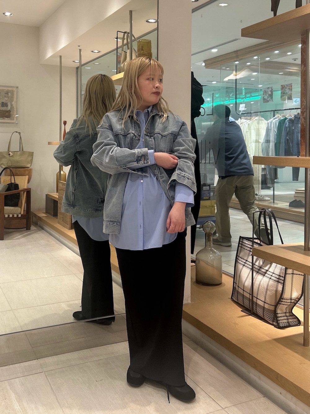 ブルー系のベスト、ブルー系のシャツ/ブラウス、ブラック系のスカートを着用したレディースの冬コーディネートの4枚目の写真