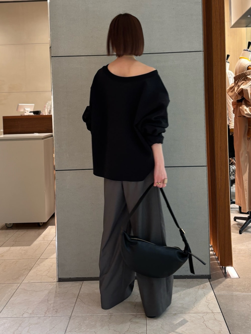 グレー系のその他パンツ、ブラック系のTシャツ/カットソー、ブラック系のショルダーバッグを着用したレディースの冬コーディネートの3枚目の写真