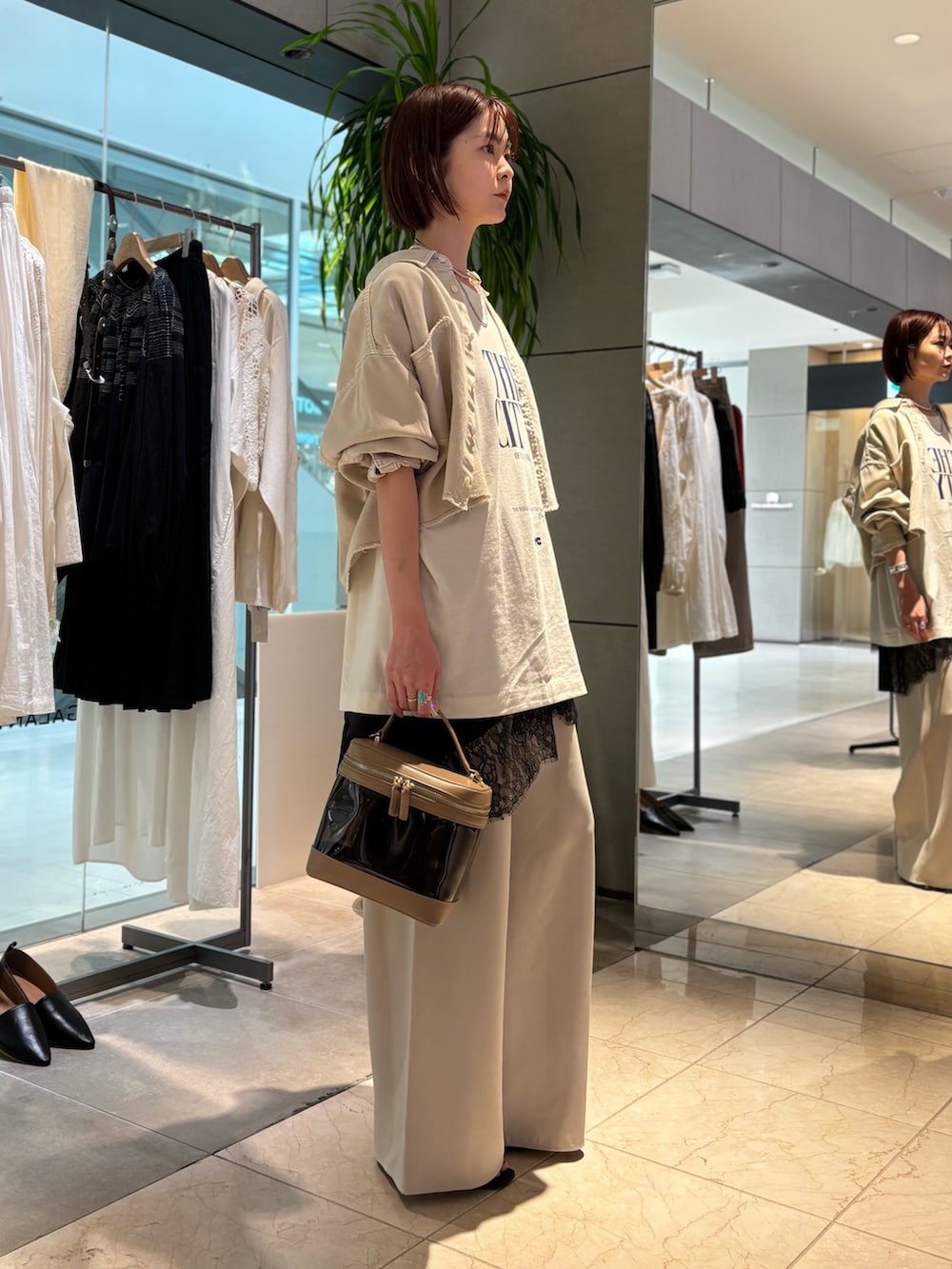 ホワイト系のシャツ/ブラウス、ベージュ系のその他パンツ、ブラック系のサンダルを着用したレディースの春コーディネートの2枚目の写真