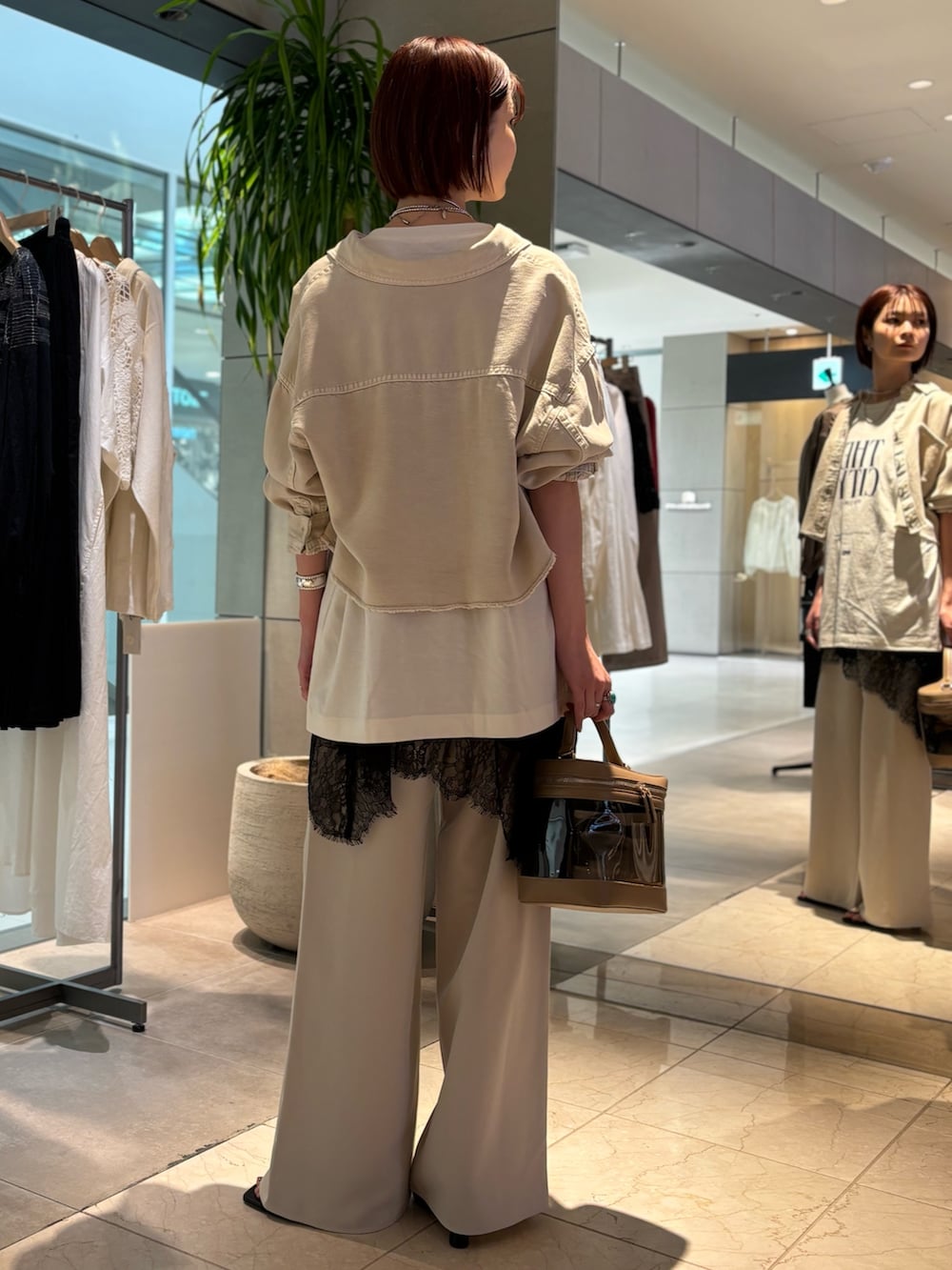 ホワイト系のシャツ/ブラウス、ベージュ系のその他パンツ、ブラック系のサンダルを着用したレディースの春コーディネートの3枚目の写真