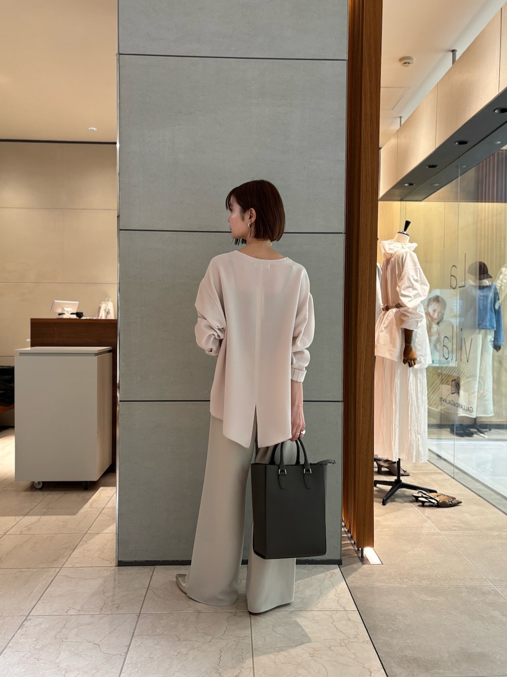 ベージュ系のシャツ/ブラウス、ホワイト系のその他パンツ、グレー系のトートバッグを着用したレディースの冬コーディネートの3枚目の写真