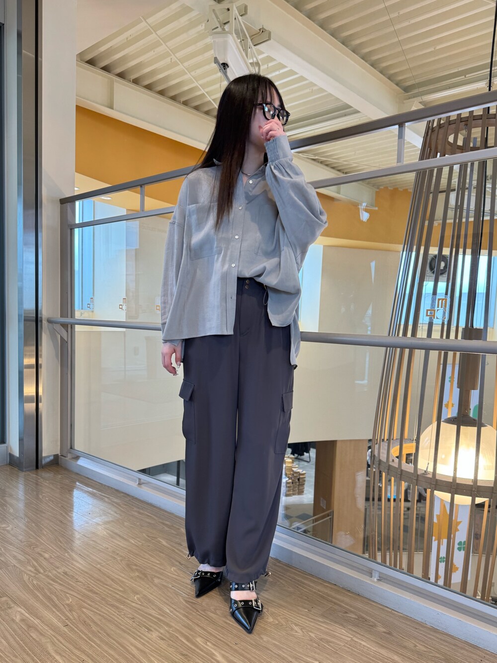 グレー系のシャツ/ブラウス、グレー系のその他パンツを着用したレディースの春コーディネートの3枚目の写真