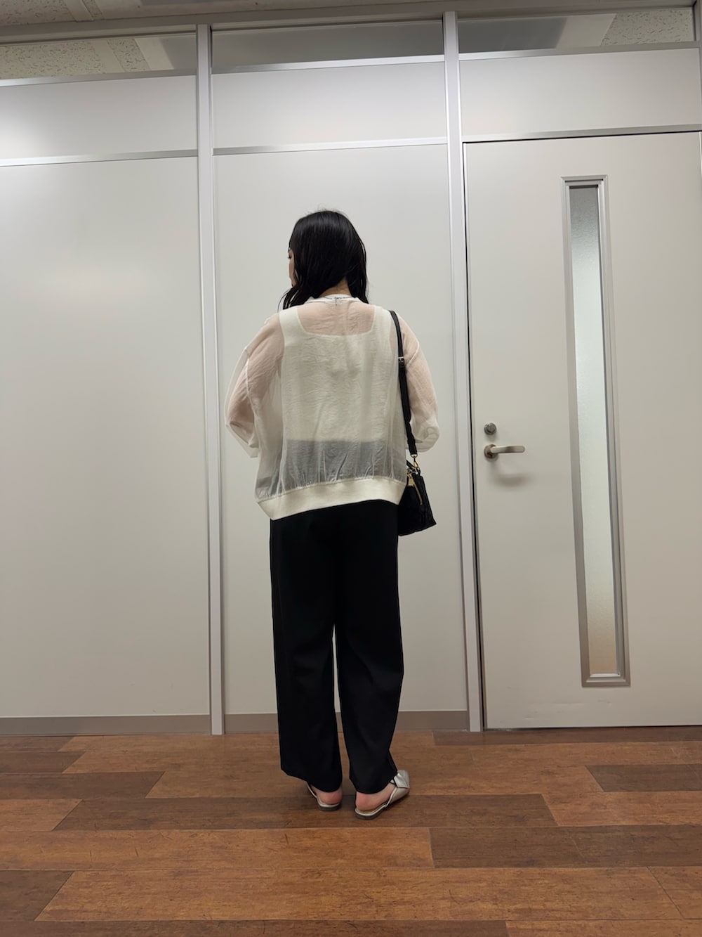 ホワイト系のカーディガン/ボレロ、ブラック系のその他パンツを着用したレディースの春コーディネートの2枚目の写真