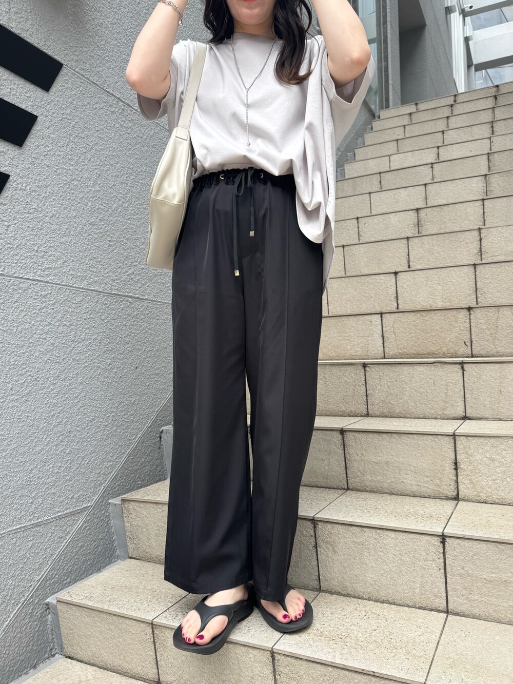 ホワイト系のTシャツ/カットソー、ブラック系のその他パンツを着用したレディースの夏コーディネートの5枚目の写真