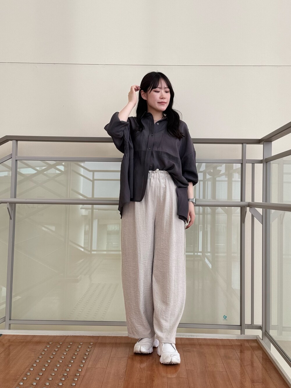 グレー系のその他パンツ、グレー系のシャツ/ブラウスを着用したレディースの夏コーディネートの2枚目の写真