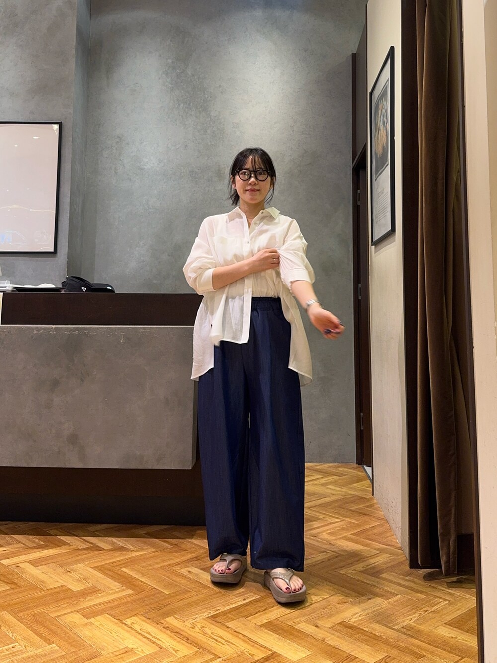 ホワイト系のシャツ/ブラウス、ブルー系のその他パンツを着用したレディースの夏コーディネートの4枚目の写真