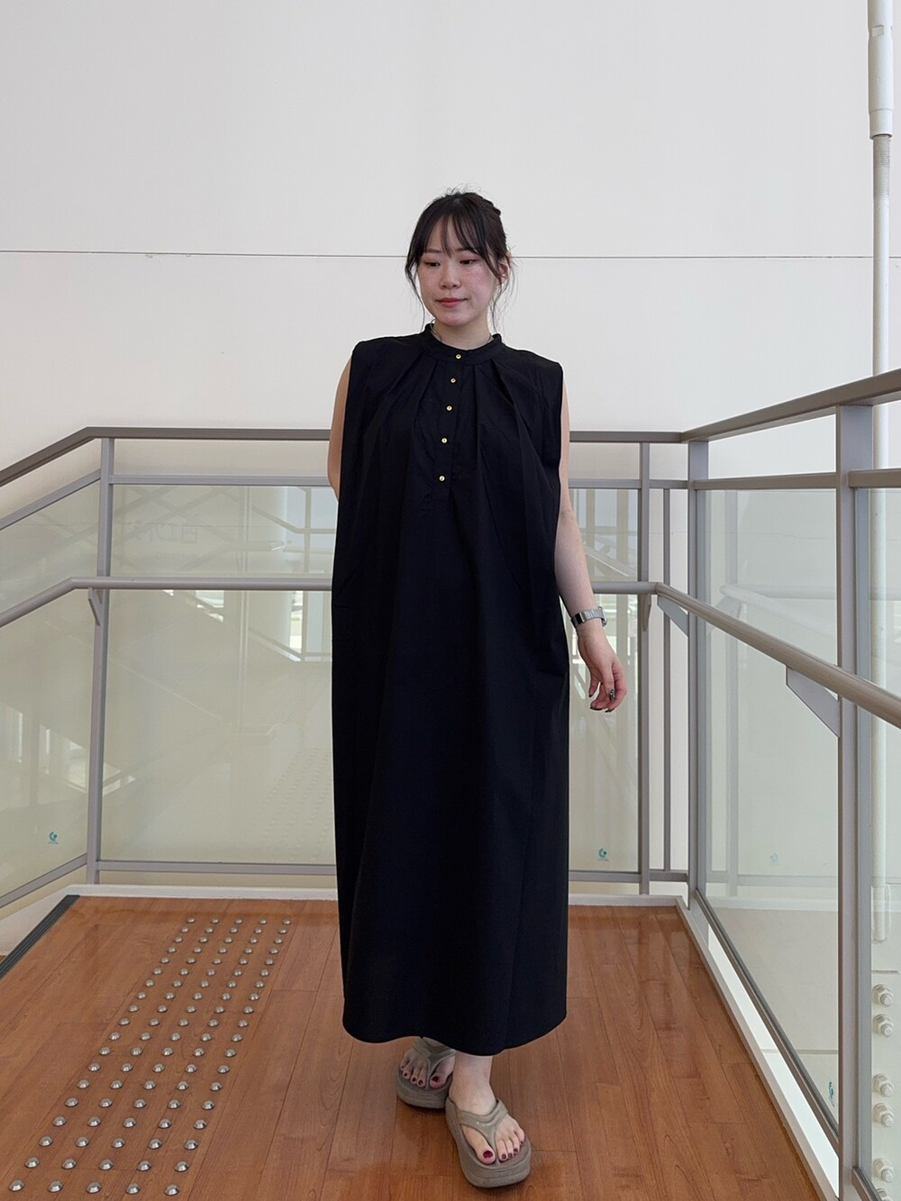 ブラック系のワンピースを着用したレディースの夏コーディネートの3枚目の写真