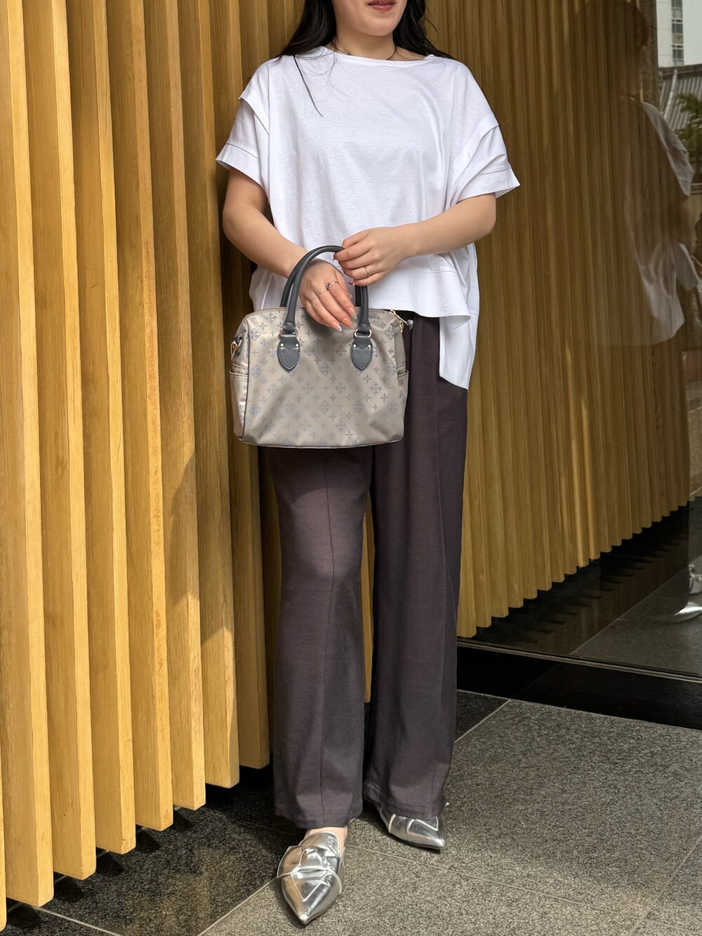 ホワイト系のTシャツ/カットソー、グレー系のその他パンツを着用したレディースの春コーディネートの4枚目の写真