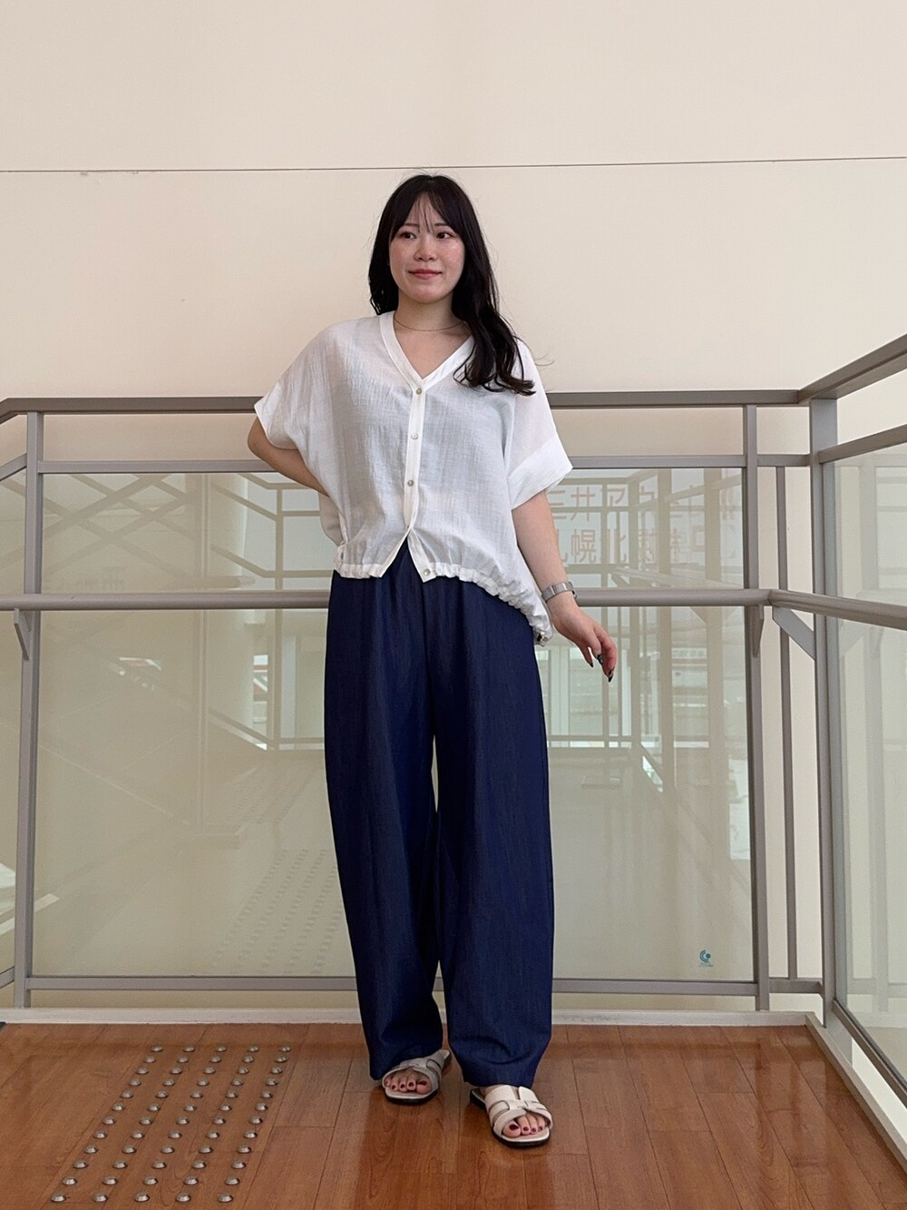 ホワイト系のシャツ/ブラウス、ブルー系のその他パンツを着用したレディースの夏コーディネートの2枚目の写真