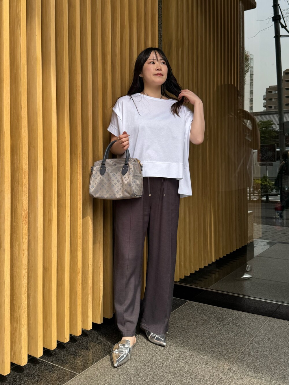 ホワイト系のTシャツ/カットソー、グレー系のその他パンツを着用したレディースの春コーディネートの3枚目の写真