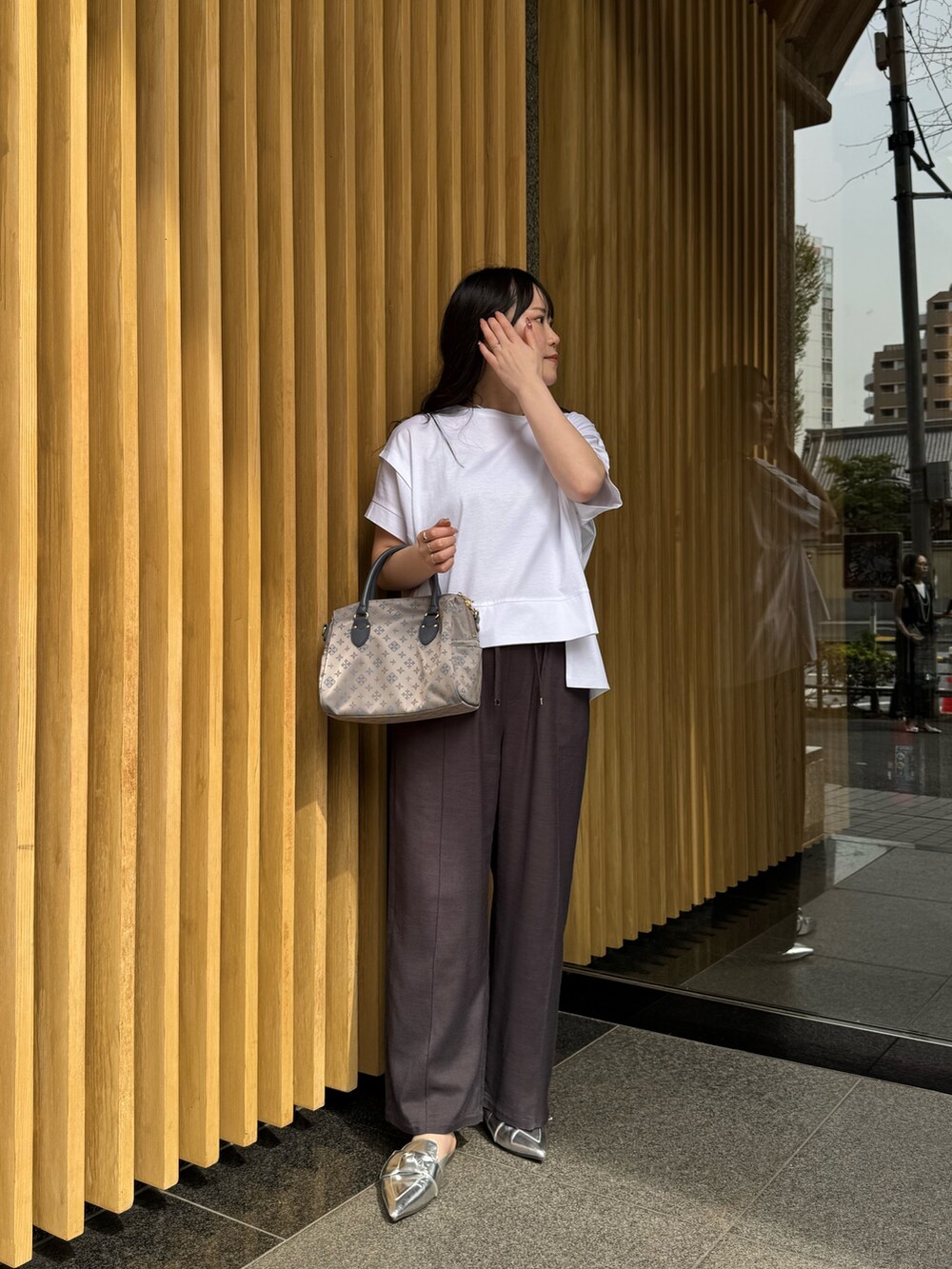 ホワイト系のTシャツ/カットソー、グレー系のその他パンツを着用したレディースの春コーディネートの2枚目の写真