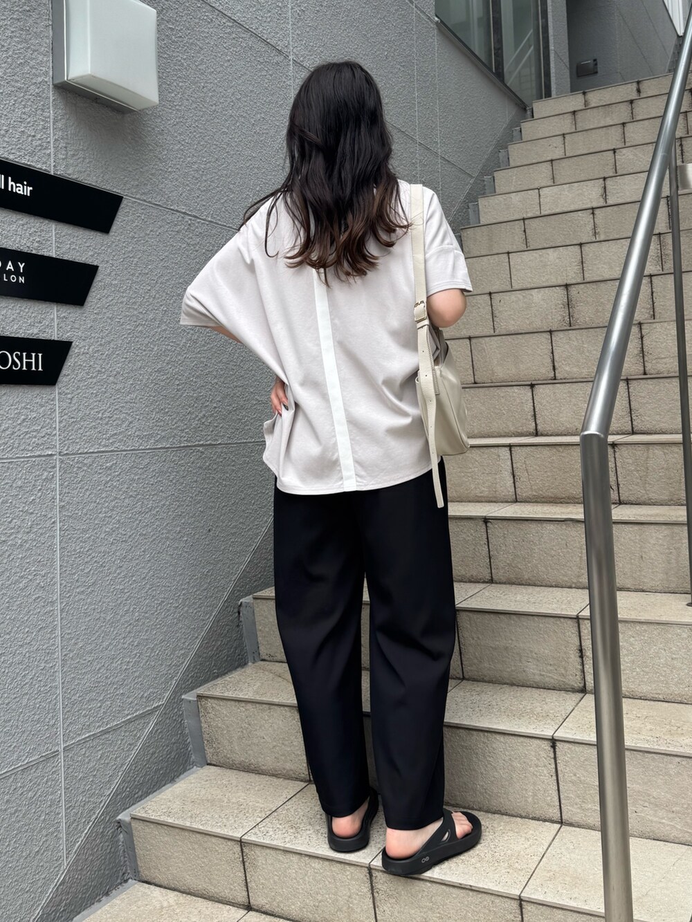 ホワイト系のTシャツ/カットソー、ブラック系のその他パンツを着用したレディースの夏コーディネートの4枚目の写真