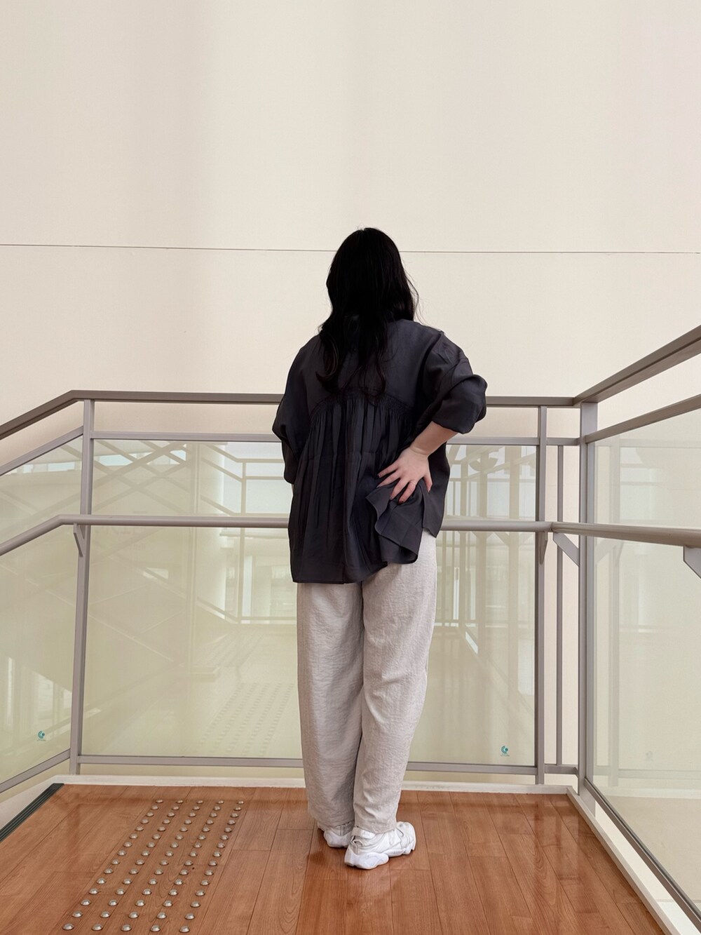 グレー系のその他パンツ、グレー系のシャツ/ブラウスを着用したレディースの夏コーディネートの3枚目の写真