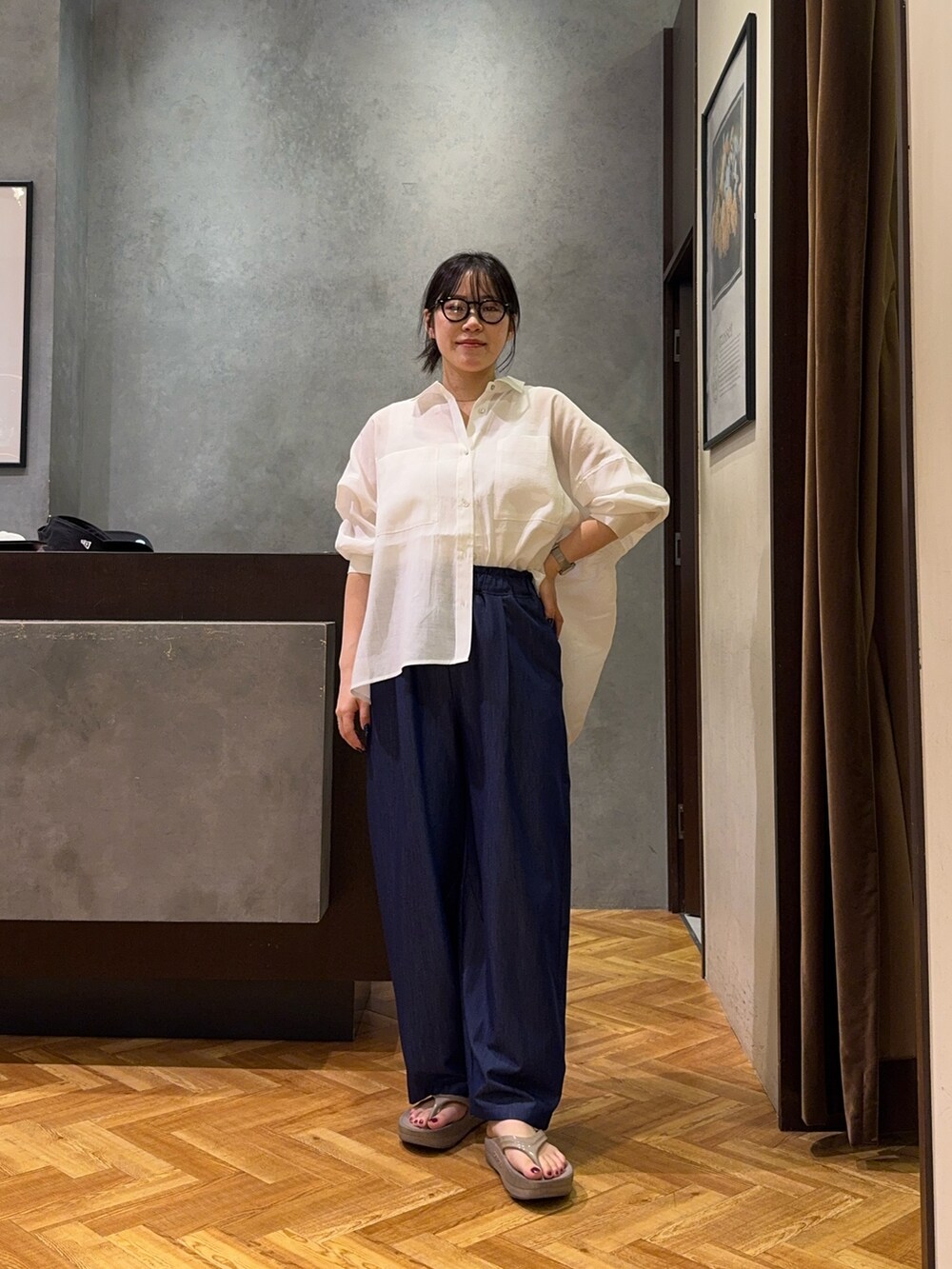 ホワイト系のシャツ/ブラウス、ブルー系のその他パンツを着用したレディースの夏コーディネートの3枚目の写真