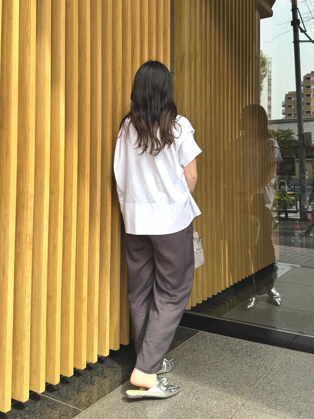 ホワイト系のTシャツ/カットソー、グレー系のその他パンツを着用したレディースの春コーディネートの4枚目の写真