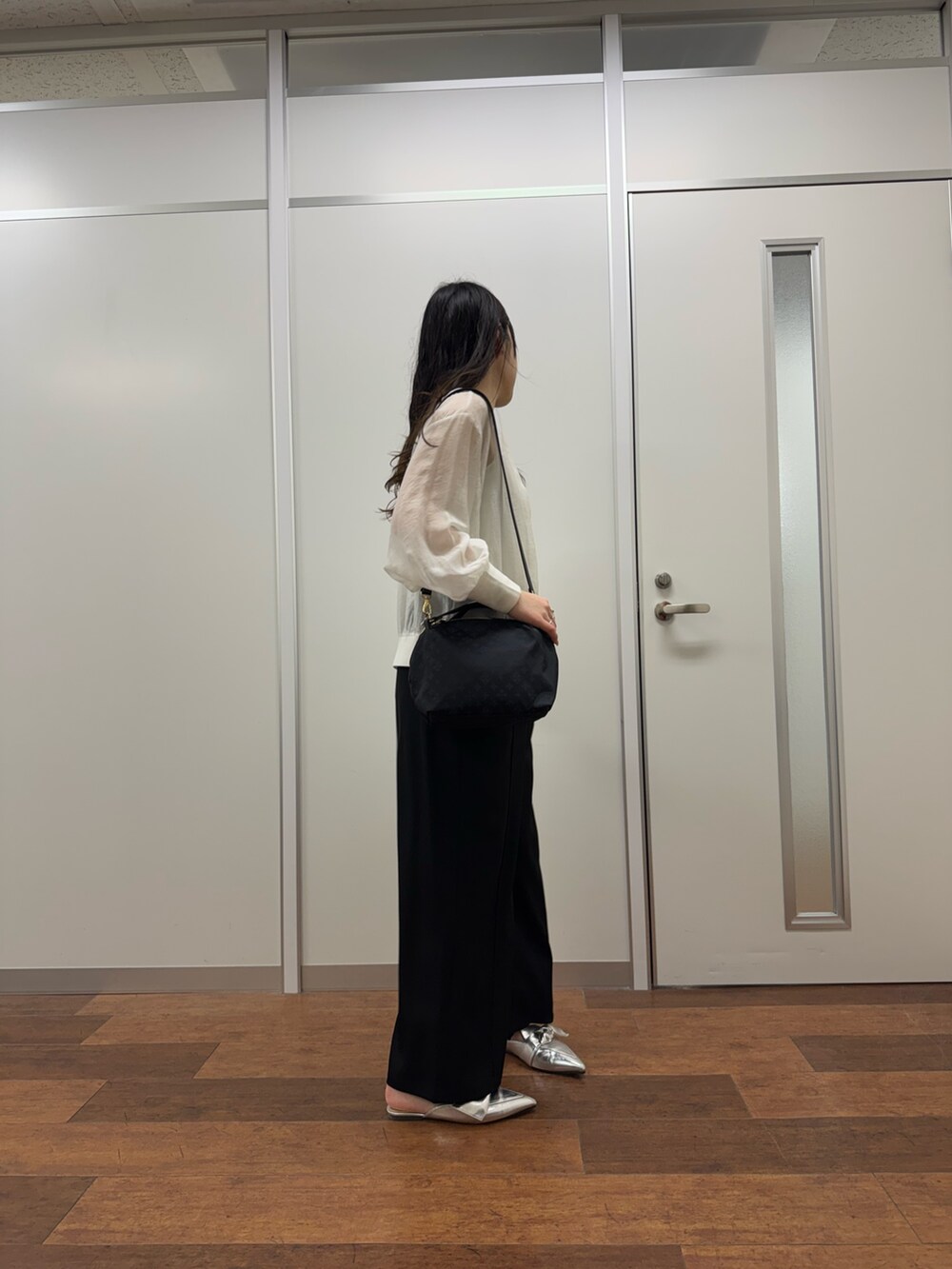 ホワイト系のカーディガン/ボレロ、ブラック系のその他パンツを着用したレディースの春コーディネートの3枚目の写真