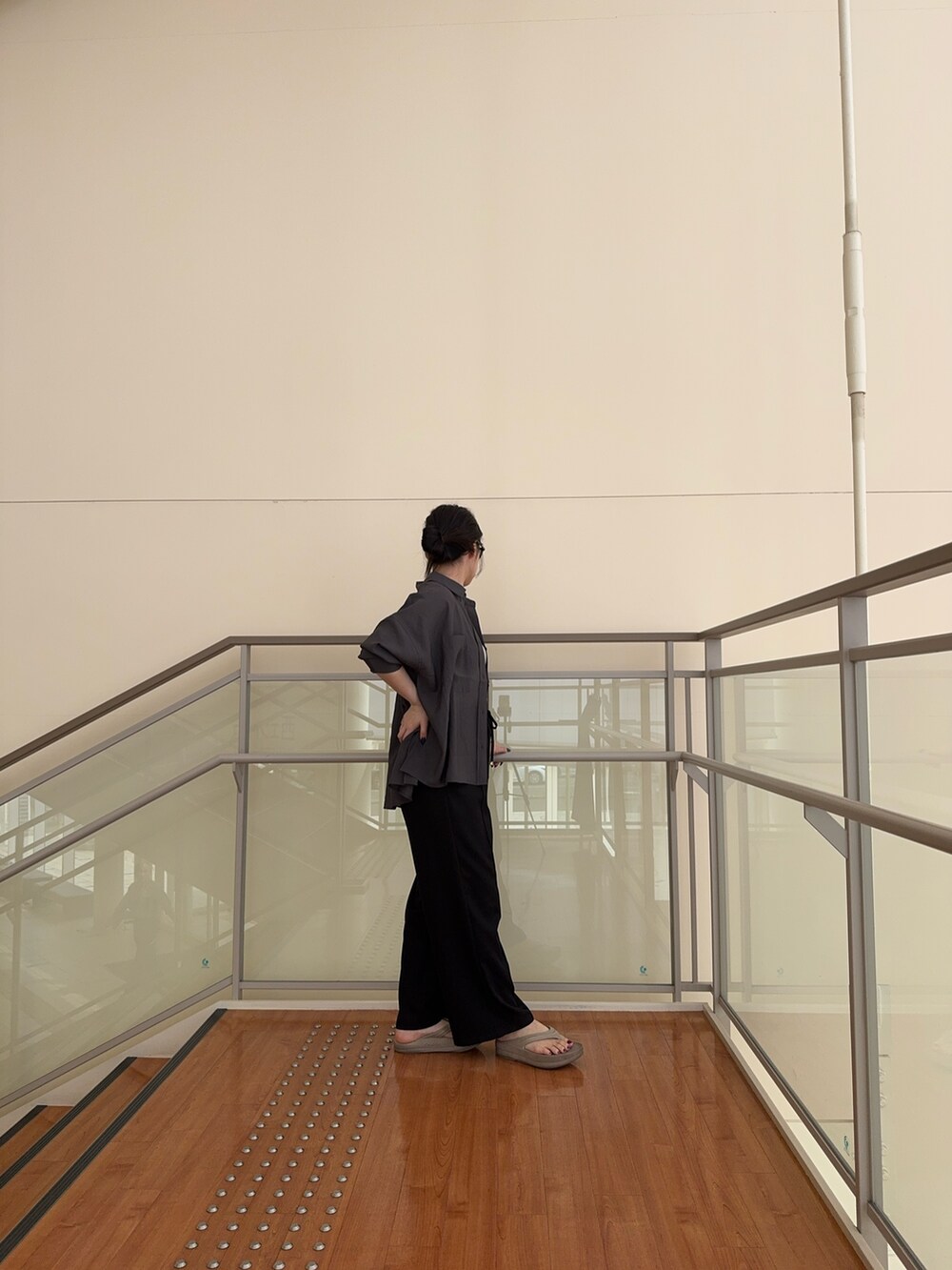 グレー系のキャミソール、ブラック系のその他パンツ、グレー系のシャツ/ブラウスを着用したレディースの夏コーディネートの2枚目の写真