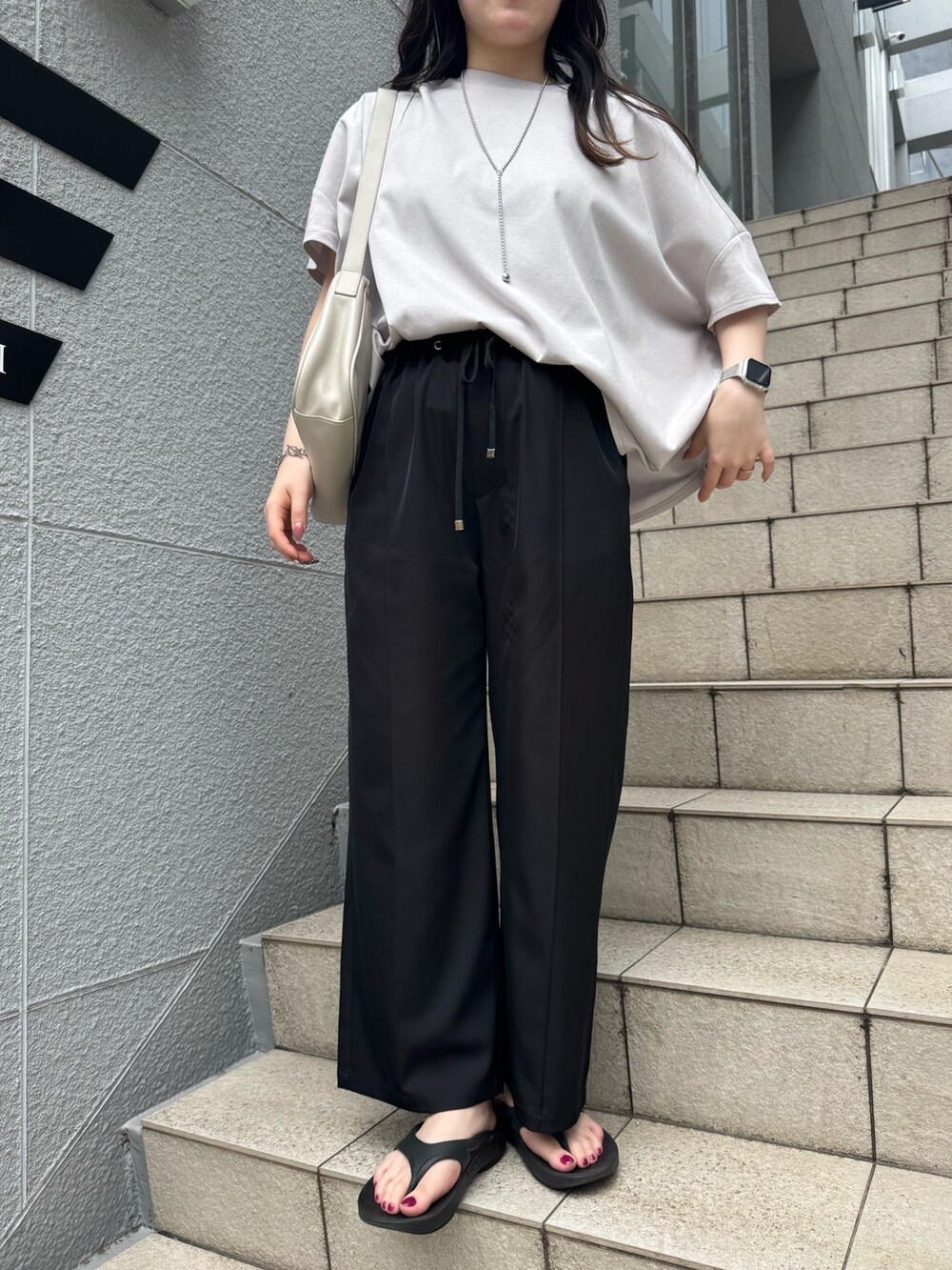 ホワイト系のTシャツ/カットソー、ブラック系のその他パンツを着用したレディースの夏コーディネートの2枚目の写真