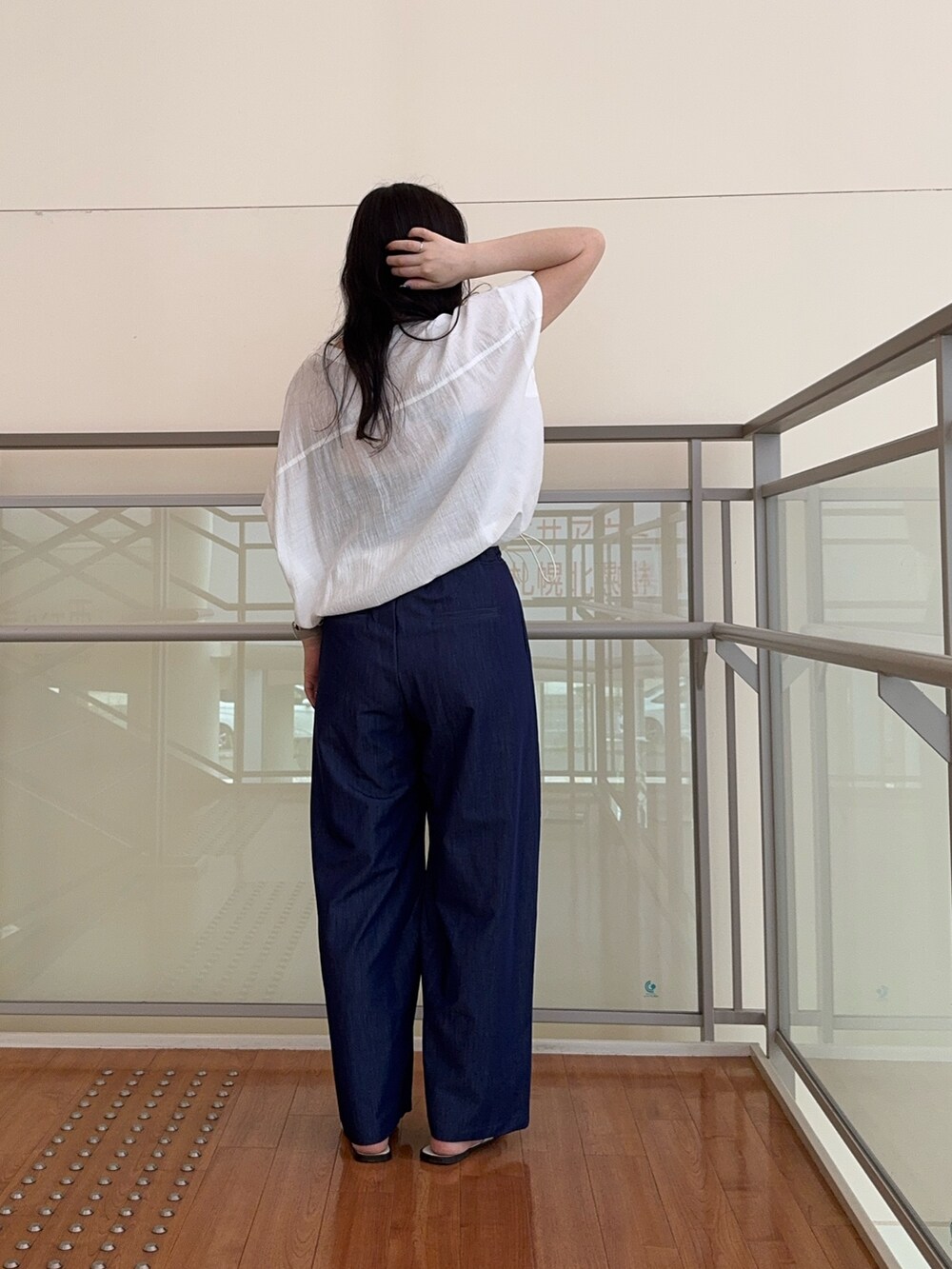 ホワイト系のシャツ/ブラウス、ブルー系のその他パンツを着用したレディースの夏コーディネートの3枚目の写真