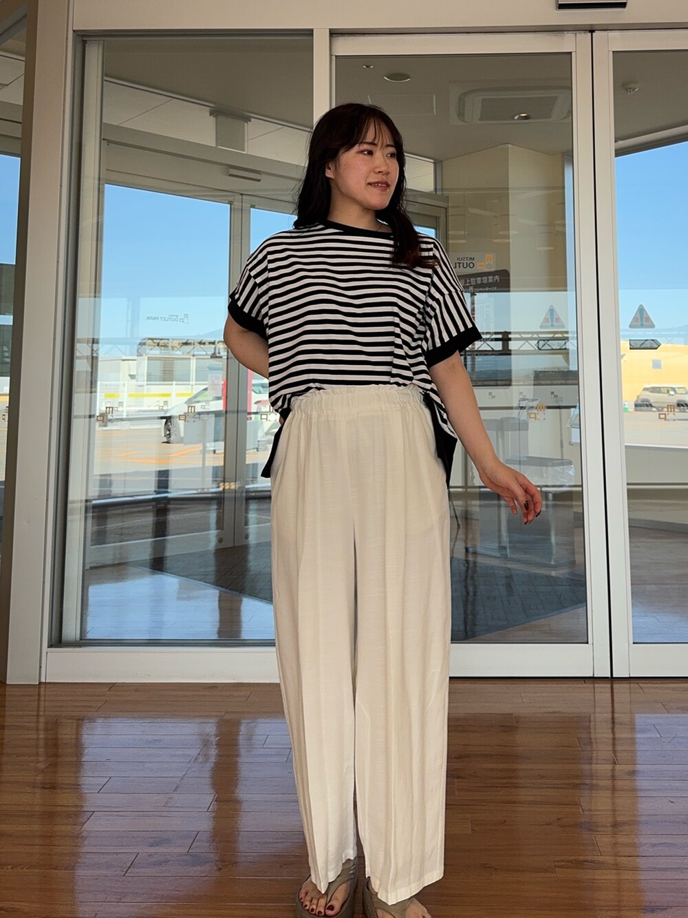 ホワイト系のその他パンツ、ブラック系のTシャツ/カットソーを着用したレディースの夏コーディネートの2枚目の写真