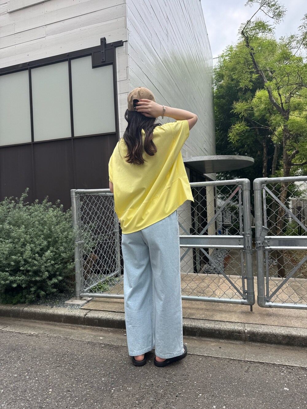 ブルー系のデニムパンツ、イエロー系のTシャツ/カットソーを着用したレディースの夏コーディネートの4枚目の写真